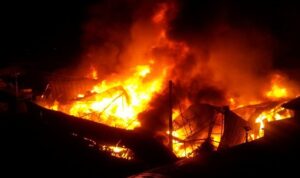 gudang-mebel-di-pondok-bambu-terbakar-15-unit-damkar-dikerahkan