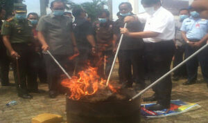 polda-sumsel-bakar-puluhan-kilo-ganja-di-kantor-dprd-sumsel