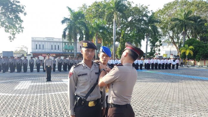 Suasana upacara penerimaan 50 siswa sekolah polisi negara yang magang di Polres Karimun, Selasa (21/2/2017)