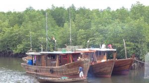 Tiga kapal ikan milik nelayan Bintan buang jangkar akibat ombak kuat