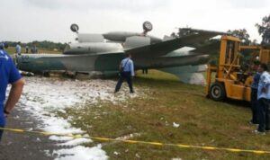 Jet Tempur F-16 yang Tergelincir di Landasan Pacu Bandara SSK II