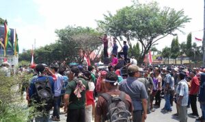 Warga Suku Sakai Jatuh Pingsan, Digendong dan Diletakkan di Depan Gerbang Kantor Gubri