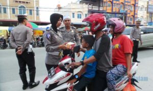 polisi bagi-bagi takjil