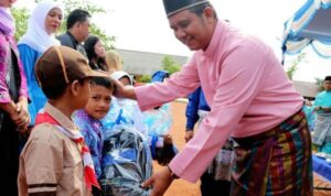 Siswa SD dan SMP di Bintan Diberi Baju Batik Khas Secara Gratis