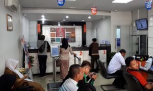 66nasabah-antre-di-kantor-cabang-bri-tanjungbalaikarimun