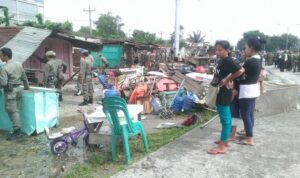 Dampak_Pembangunan_Fly_Over_Yurniati_Hanya_Bisa_Melihat_Kiosnya_Dibongkar