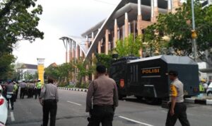 KepungDPRD_Aparat_Kepolisian_Tampak_Berjaga-jaga_di_Jalan_Cut_Nyak_Dien