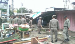 Kios_Pedagang_di_Sebrang_Pasar_Pagi_Arengka_Dirubuhkan