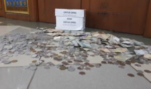 Pintu_Rusak_Saat_Demo_Mahasiswa_Sumbang_Koin_untuk_DPRD_Riau