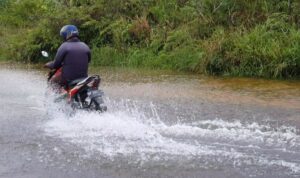 Hujan Mengguyur Bintan Sejak Pagi, Jalanan di Toapaya Ini Berubah Mirip Kolam