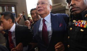 Mantan PM Malaysia Tolak Dakwaan Korupsi yang Diberikan